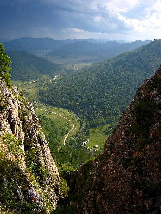 Aceasta este priveliştea ce poate fi admirată de pe o rocă aflată imediat deasupra peşterii Denisova, locul din munţii Altai unde au fost identificate singurele fosile ale „omului din Denisova”