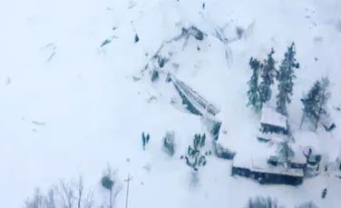 Trei români, un adult şi doi copii se află în hotelul afectat de avalanşa din Italia. Imagini cu urmările avalanşei