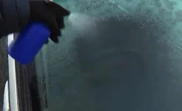 Acest truc simplu te va ajuta să-ţi dezgheţi parbrizul instant – VIDEO